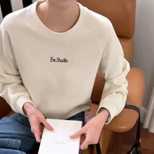 [메이블루]리브드 자수 맨투맨