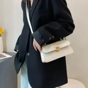 사첼 골드버클 크로스백 아이보리 미니숄더백