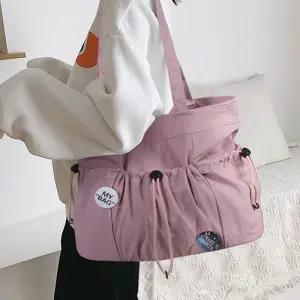 라탄쇼퍼백 오픈형 멀티 수납공간 스트링 디테일 뱃지장식 숄더백