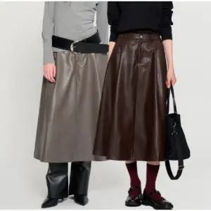 WOMAN 페이크 레더 핀턱 롱스커트 WBD3L13504