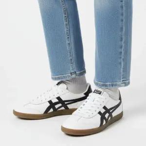 오니츠카타이거 토쿠텐 화이트 블랙 국내매장