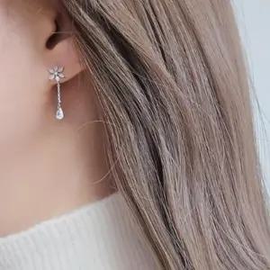 [신상오픈런]여성용 심플한 물방울 꽃귀걸이 롱드롭 큐빅 (37001070)