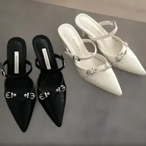 [신상오픈런]여성 블랙 화이트 가죽 스트랩 버클 뾰족코 뮬 슈즈 (34325033)