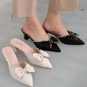 [신상오픈런]여성용 블랙 베이지 리본 장식 뾰족 앞코 트임 샌들 구두 (39139924)
