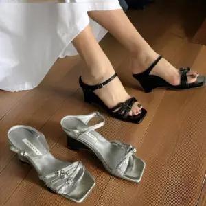 [신상오픈런]여름 여성 유광 스트랩 버클 사각 앞코 샌들 (32331497)