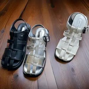 [신상오픈런]여성 반광 버클 통굽 키높이 샌들 (32331304)