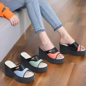 [신상오픈런]여성 미용실 가죽 플랫폼 슬리퍼 메탈 장식 통굽 샌들 (32331279)