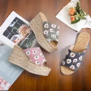 [신상오픈런]여성용 여름 꽃무늬 통굽 웨지힐 9cm 실내 샌들 (32331272)