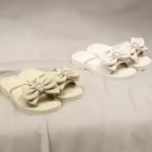 [신상오픈런]여성용 귀여운 리본 메탈 스트랩 쿠션 슬리퍼 샌들 (39187571)