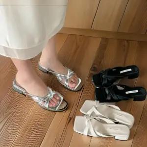 [신상오픈런]여성 탄탄한 가죽 크로스 스트랩 통굽 여름 뮬 샌들 (32331525)