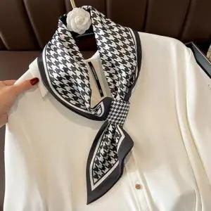 [신상오픈런]하운드체크 미니스카프 실키 기하학 스트라이프 (30488602)