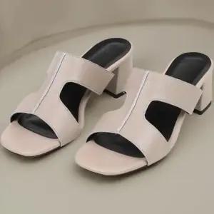 [신상오픈런]여성 통굽 샌들 심플 오픈토 와이드 스트랩 디자인 (36391795)