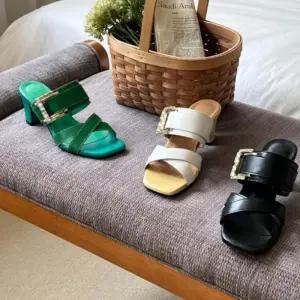 [신상오픈런]여성 통굽 스트랩 가죽 메탈버클 샌들 (36357903)