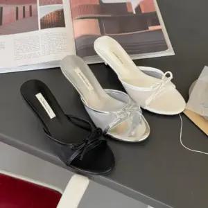 [신상오픈런]여성용 여름 리본 디자인 반투명 둥근코 샌들 (35834252)