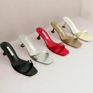 [신상오픈런]여성 단색 사각코 중간높이 오픈토 뮬 샌들 (35829972)