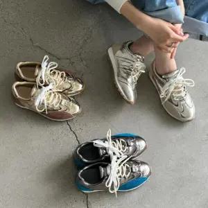 여자 데일리 메탈릭 배색 편안한 로우탑 캐주얼 스니커즈