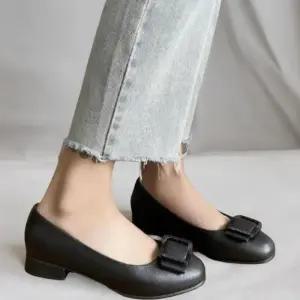 [신상오픈런]여성 클래식 심플 컬러 빅버클 스퀘어토 리본 플랫슈즈 (41316274)