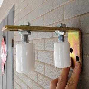 1세트 가이드 휠 파티오 도어 트랙 롤러 L-필러 브래킷이 있는 슬라이딩 조정 가능한 이중 나일론