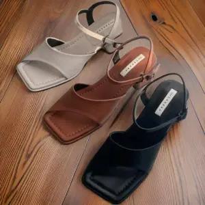 [신상오픈런]여성 클래식 가죽 버클 통굽 샌들 트임 디자인 (32331501)