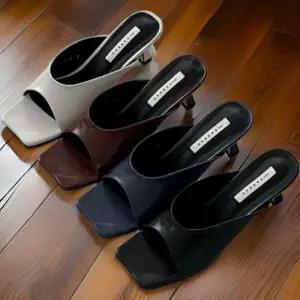 [신상오픈런]여성 단색 광택 가죽 사각 앞코 뮬 5cm 힐 샌들 (32331301)