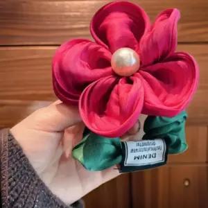 [신상오픈런]여성용 꽃 디자인 머리끈 곱창형 포인트 헤어슈슈 (32330063)