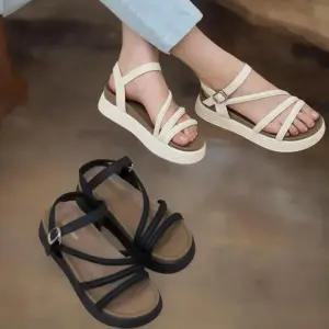 [신상오픈런]여성 미니버클 키높이 샌들 심플한 크로스 스트랩 디자인 (39139942)