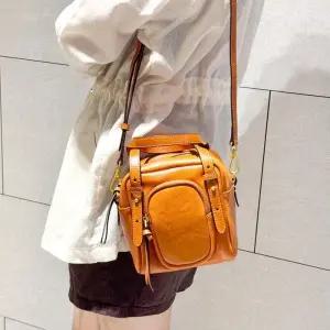 [신상오픈런]여성용 일상 골드 지퍼 포켓 미니 토트 가죽 크로스백 (38292071)