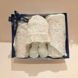 [롯데백화점]타티네쇼콜라 세레나배냇+속싸개+로라모+코사지양말세트 TNPMAG023P-SET