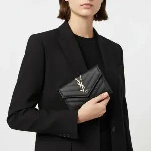 25FW 블랙 카산드라 마테라쎄 엔벨롭 지갑 414404 BOW01 1000