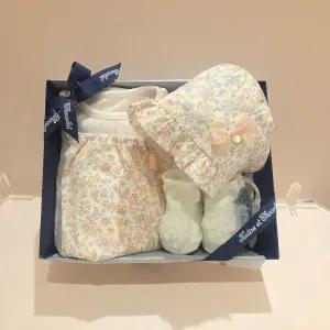 [롯데백화점]타티네쇼콜라 세레나치마슈트+로라모+코사지양말세트 TNPMQX093P-SET