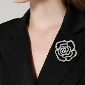 [패션] 입체 레이어드 큐빅 로즈 장미 오버사이즈 옷핀 브로치 실버