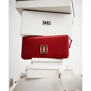 [NS홈쇼핑]DCWA5F285 닥스 알렉사 레드 가죽 고급 크리스탈 장식 DD로고 지퍼돌이 장지갑..