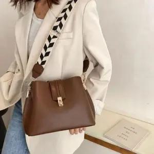 여성 스트랩포인트 모던 숄더 크로스백 출근 데일리백