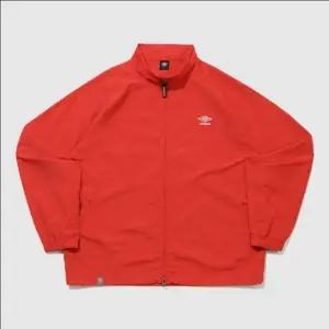엄브로 클래식 스탠넥 웜업 바람막이 자켓 /  SAVVY RED UR121CJK31