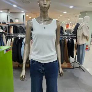 시슬리/애플아울렛/마틸다 자수 슬리브리스 티셔츠 SATSA5611