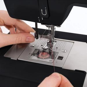 고속 4432 듀티 재봉틀 블랙 액세서리 키트 강력한 모터 향상된 천공 수동 공급 상태