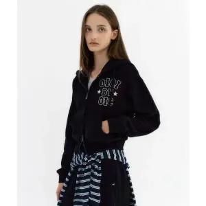 OIOI COLLECTION 베이직 로고 크롭 후드집업 [BLACK]