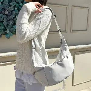 [아도라하우스]어반백 캐주얼크로스백 빅 반달 호보 보부상 크로스백URB_B2636