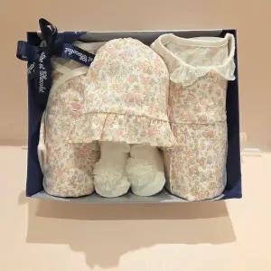 [롯데백화점]타티네쇼콜라 세레나배냇+우주+로라모+코사지양말세트 TNPMQX093P-SET