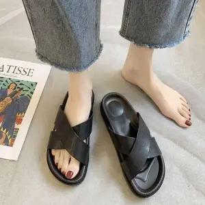 세련되면서 러블리한 느낌을 주는 여성용 꼬임 슬리퍼