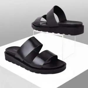 [RIZPICK]남성 블랙 투스트랩 슬리퍼 쿠션 가죽 샌들 데일리 편한 신발