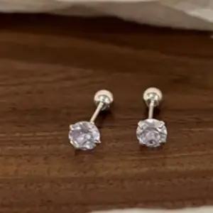 [라일리쥬얼리] Rly 기본 큐빅 귀걸이 나사체결 스크류 타입 귓볼 장