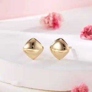 갤러리아 [비앤비골드] 14K 볼륨 쿠션 다이아 침귀걸이 한쌍 MNE42437