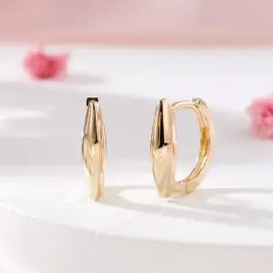 갤러리아 [비앤비골드] 18K 라운딩 슬릿컷 원터치 링귀걸이 한쌍 MNE42441