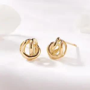 갤러리아 [비앤비골드] 14K 볼륨 크로스 루프 침귀걸이 한쌍 MNE42422