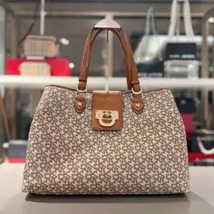 [대구백화점] [DKNY]빈티지 레더 패턴 토트백(R1211711)