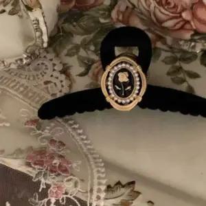 블루투야 올림머리 팬던트 꼬임 벨벳 포인트 집게핀 장미 여성헤어핀 13cm