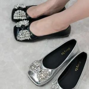[하프클럽/다잇템]여자 골져스 큐빅장식 인조가죽 플랫슈즈