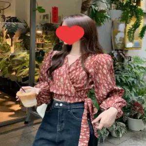 여성 2컬러 플로럴 랩블라우스 허리리본 퍼프소매