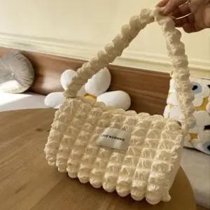 여성 뭉게 엠보싱 와플백 토트백 가벼운 손가방